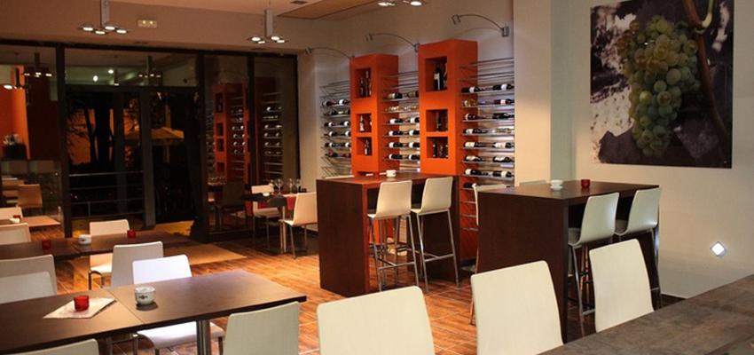 Bodega, Cafeteria, Bar style contemporaneo color beige, marron, marron  diseñado por ANGELES SAZ SANTED Arquitecto de Interiores | Interiorista | Copyright fotos publicidad Bogarte