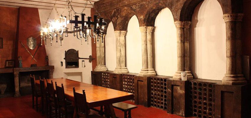 Comedor, Bodega style tradicional color rojo, marron, marron, blanco  diseñado por ANGELES SAZ SANTED Arquitecto de Interiores | Interiorista | Copyright publicidad de bogarte