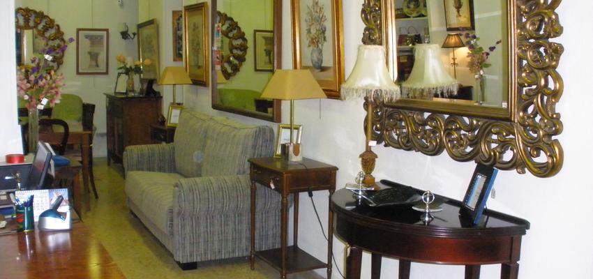 Tienda style clasico color marron, blanco, gris  diseñado por ANGELES SAZ SANTED Arquitecto de Interiores | Interiorista | Copyright propia