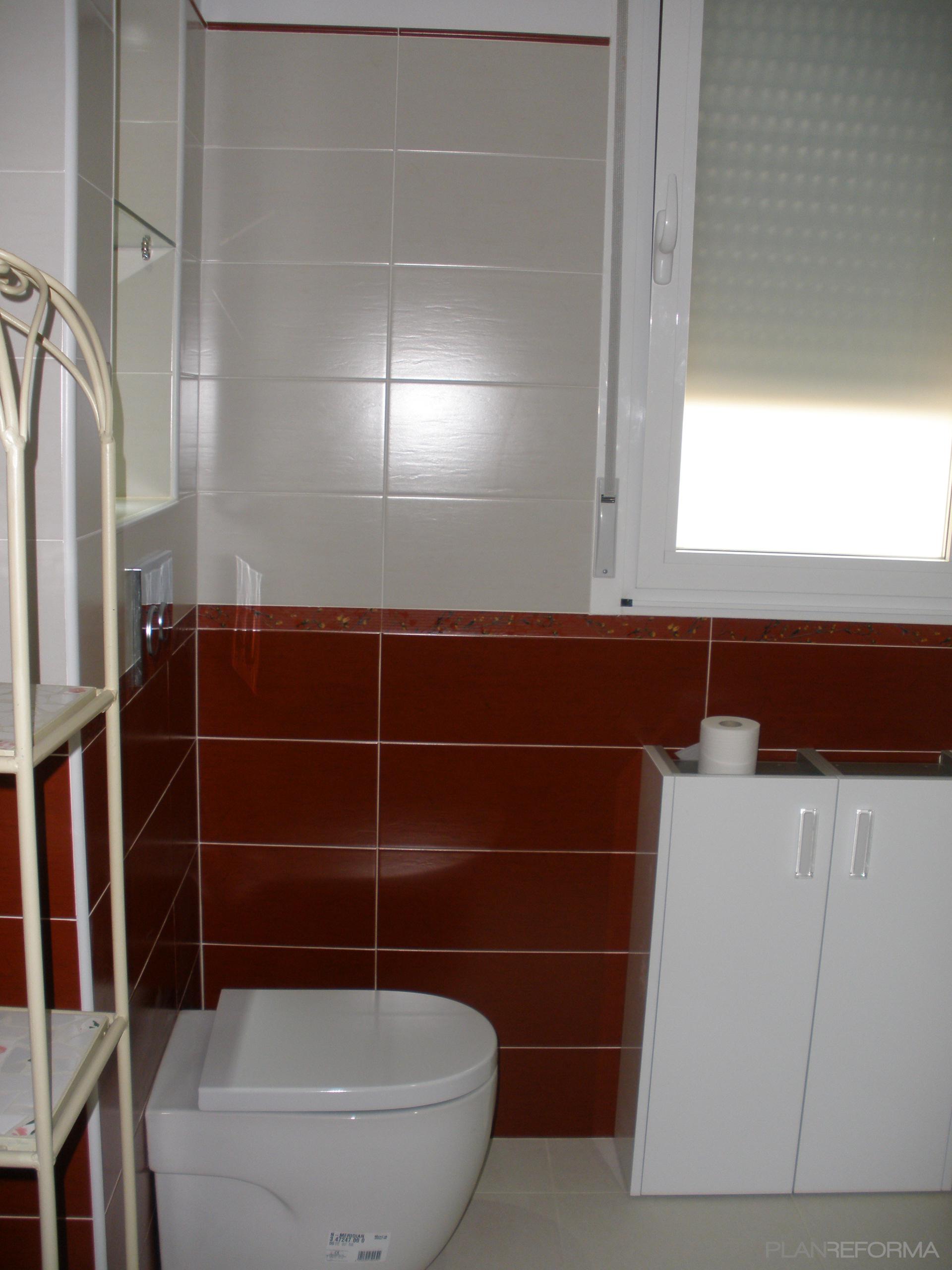 Baño style contemporaneo color rojo, blanco  diseñado por ANGELES SAZ SANTED Arquitecto de Interiores | Interiorista | Copyright propia