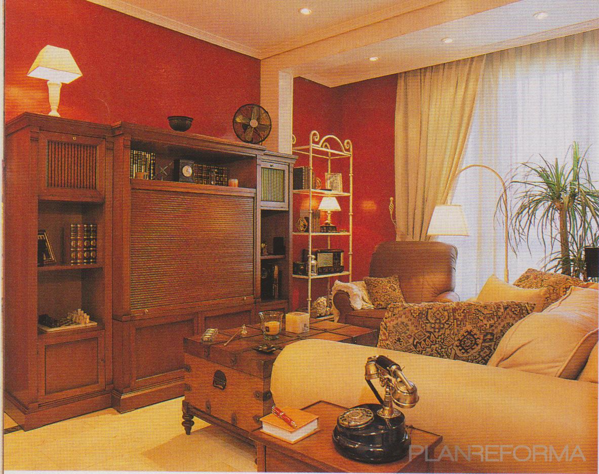 Salon style clasico color rojo, marron, marron  diseñado por ANGELES SAZ SANTED Arquitecto de Interiores | Interiorista | Copyright Casa Jardín Fotografa: Yolánda Rodríguez, Estilismo: Estrella Villatoro