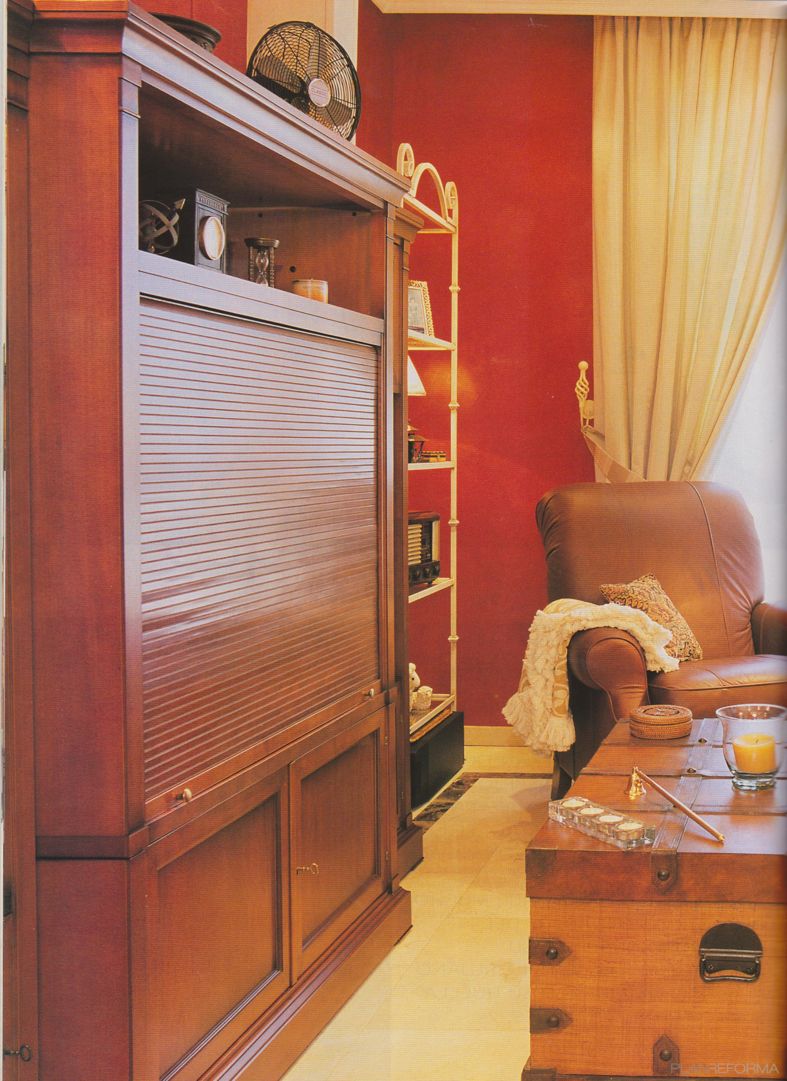 Salon style clasico color rojo, beige, blanco  diseñado por ANGELES SAZ SANTED Arquitecto de Interiores | Interiorista | Copyright Casa Jardín Fotografa: Yolánda Rodríguez, Estilismo: Estrella Villatoro