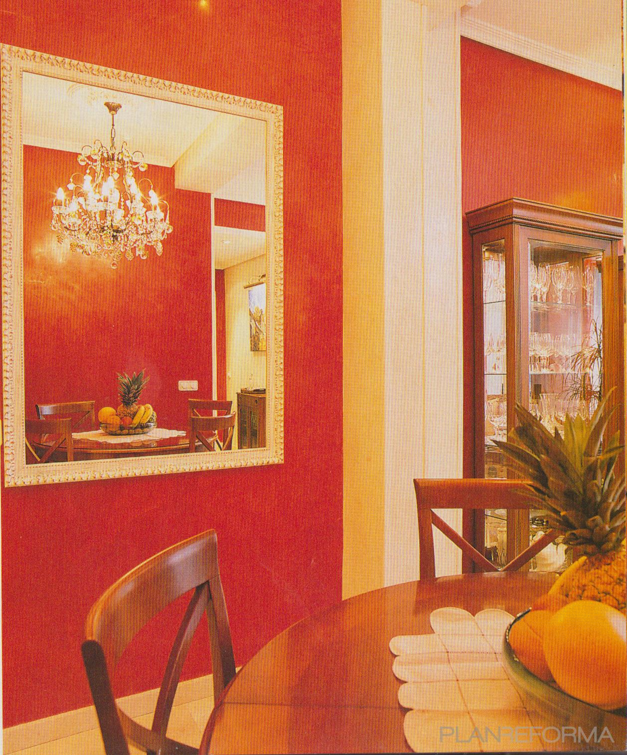 Comedor style clasico color rojo, blanco, bronce  diseñado por ANGELES SAZ SANTED Arquitecto de Interiores | Interiorista | Copyright Casa Jardín Fotografa: Yolánda Rodríguez, Estilismo: Estrella Villatoro