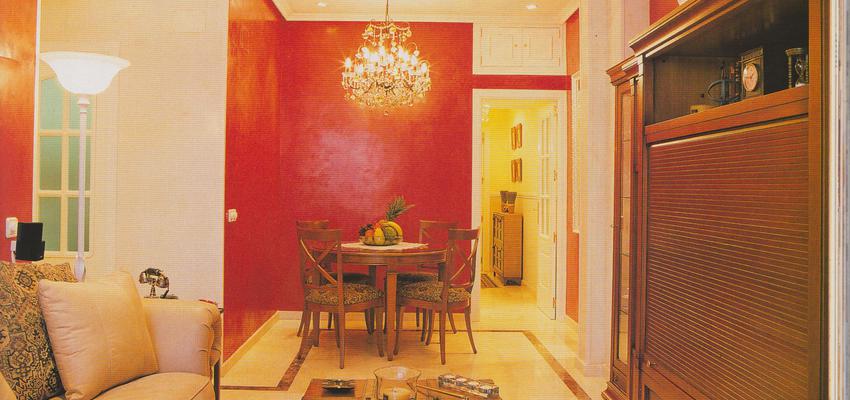 Salon style clasico color rojo, beige, blanco  diseñado por ANGELES SAZ SANTED Arquitecto de Interiores | Interiorista | Copyright Casa Jardín Fotografa: Yolánda Rodríguez, Estilismo: Estrella Villatoro