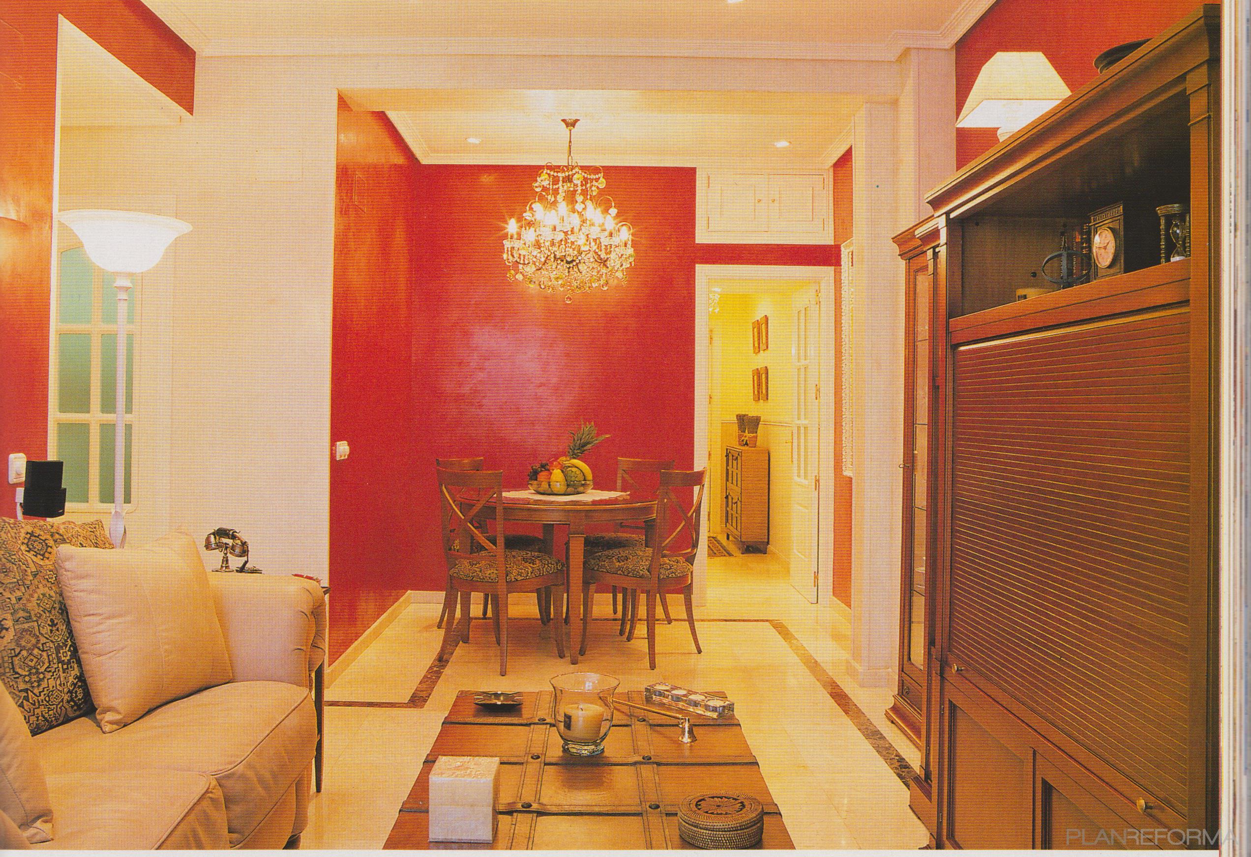 Salon style clasico color rojo, beige, blanco  diseñado por ANGELES SAZ SANTED Arquitecto de Interiores | Interiorista | Copyright Casa Jardín Fotografa: Yolánda Rodríguez, Estilismo: Estrella Villatoro