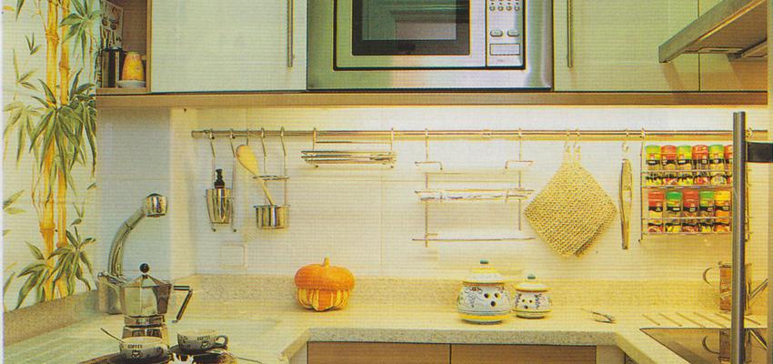 Cocina style contemporaneo color marron, beige, blanco  diseñado por ANGELES SAZ SANTED Arquitecto de Interiores | Interiorista | Copyright Casa Jardín Fotografa: Yolánda Rodríguez, Estilismo: Estrella Villatoro