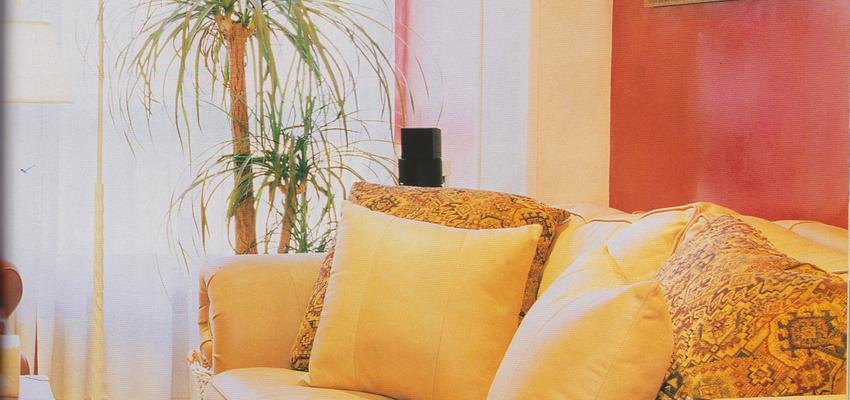 Salon style contemporaneo color rojo, beige, blanco  diseñado por ANGELES SAZ SANTED Arquitecto de Interiores | Interiorista | Copyright Casa Jardín Fotografa: Yolánda Rodríguez, Estilismo: Estrella Villatoro