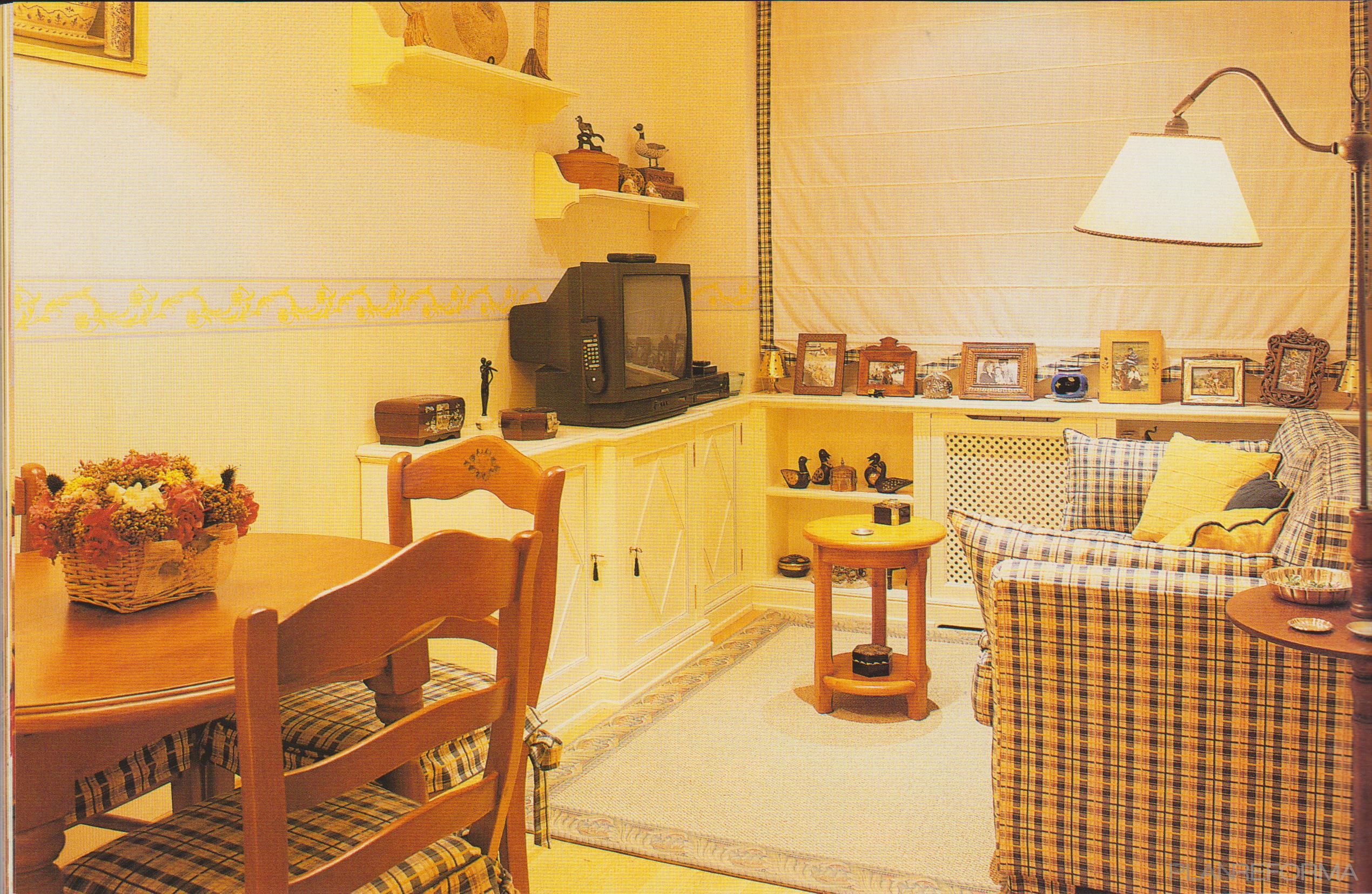 Sala de la TV style clasico color amarillo, azul oscuro, beige  diseñado por ANGELES SAZ SANTED Arquitecto de Interiores | Interiorista | Copyright Casa Jardín Fotógrafo: Osvaldo Michelón