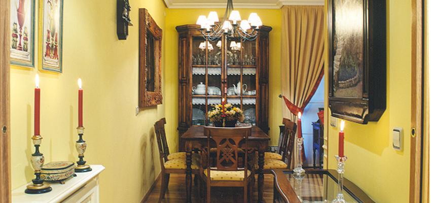 Comedor style clasico color amarillo, marron, blanco  diseñado por ANGELES SAZ SANTED Arquitecto de Interiores | Interiorista | Copyright Casa Jardín Fotógrafo: Osvaldo Michelón
