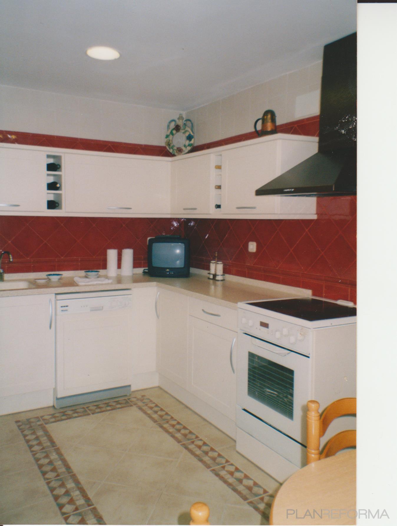 Cocina style contemporaneo color rojo, beige, blanco  diseñado por ANGELES SAZ SANTED Arquitecto de Interiores | Interiorista | Copyright propia