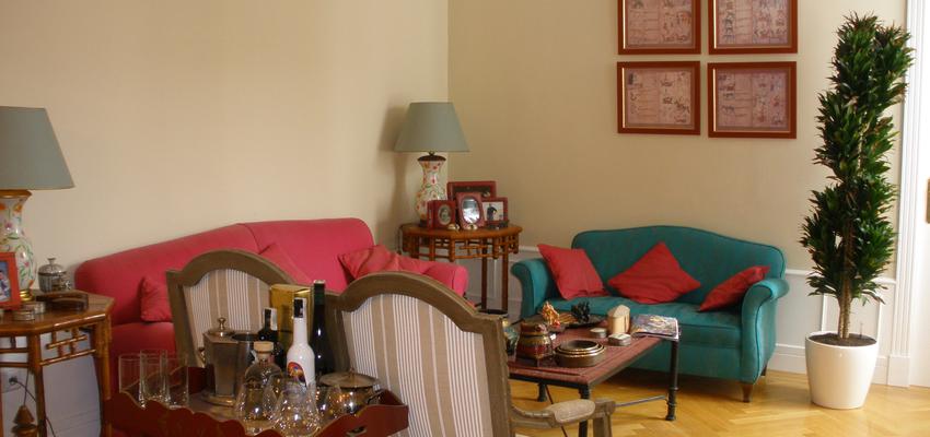 Salon style clasico color rojo, turquesa, beige  diseñado por ANGELES SAZ SANTED Arquitecto de Interiores | Interiorista | Copyright propia