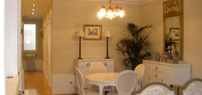 Comedor, Salon style clasico color beige, beige, blanco  diseñado por ANGELES SAZ SANTED Arquitecto de Interiores | Interiorista | Copyright propia