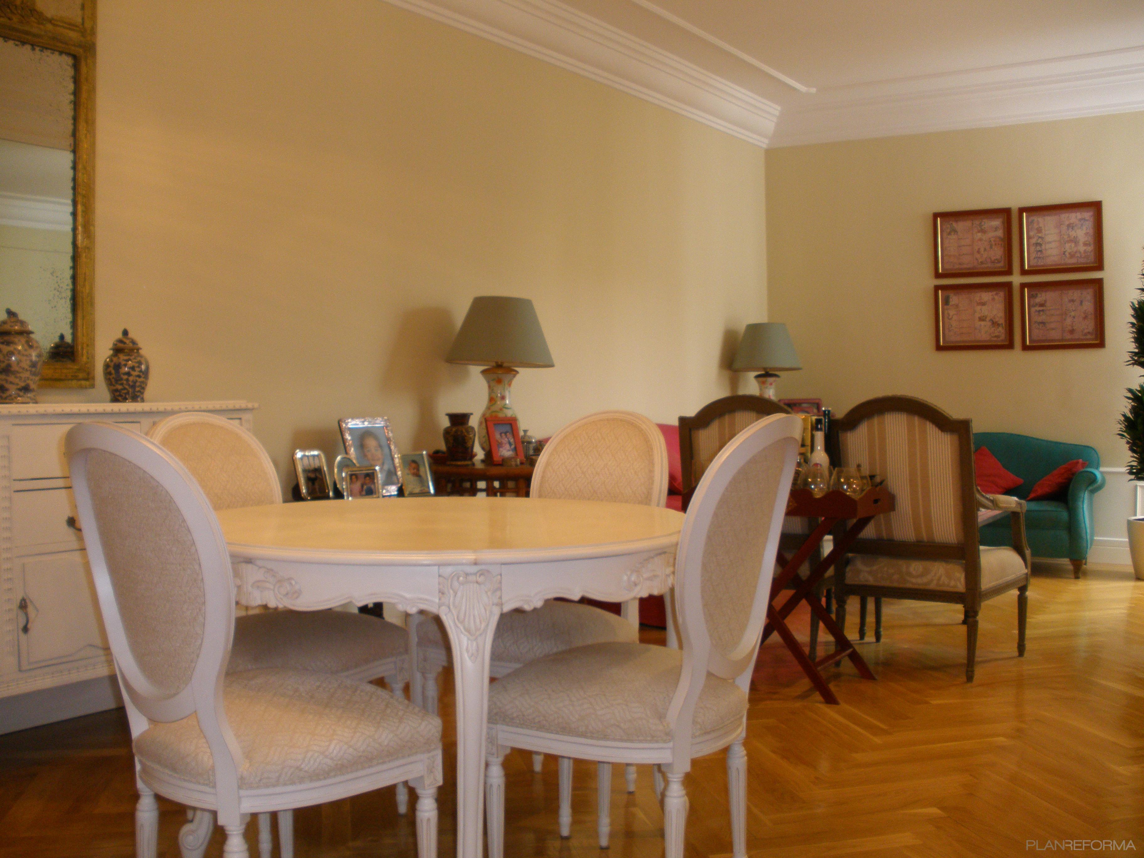 Comedor, Salon style clasico color turquesa, beige, marron  diseñado por ANGELES SAZ SANTED Arquitecto de Interiores | Interiorista | Copyright propia