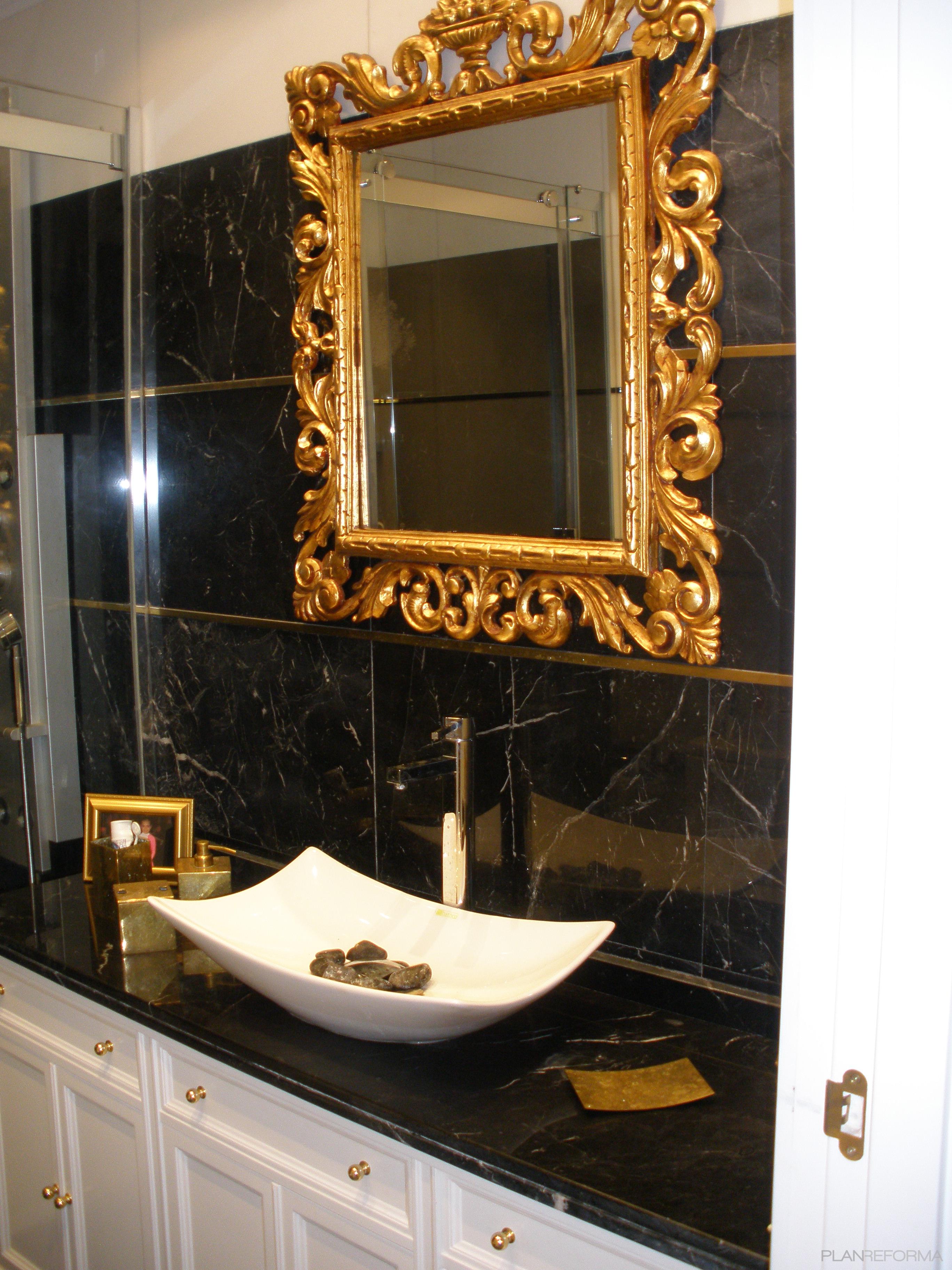 Baño style clasico color ocre, blanco, negro  diseñado por ANGELES SAZ SANTED Arquitecto de Interiores | Interiorista | Copyright propia
