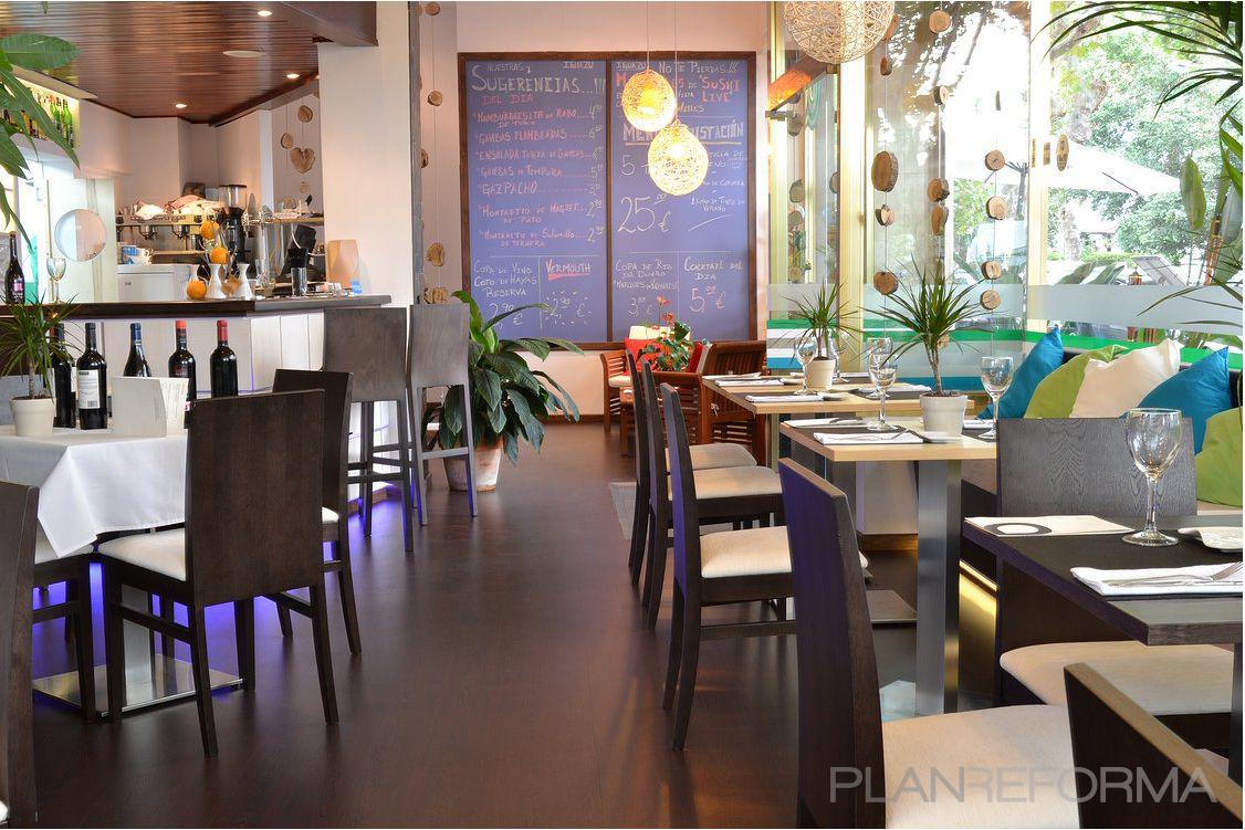 Comedor, Restaurante, Cafeteria style tropical color violeta, marron, marron, blanco  diseñado por F R A N C I S  C H A I | Interiorista | Copyright Damián Rico