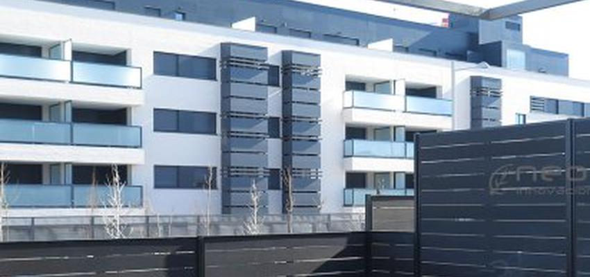 Exterior Estilo rustico Color azul cielo, marron, plateado  diseñado por Neoture Innovación Ecológica | Gremio | Copyright Neoture Innovación Ecológica