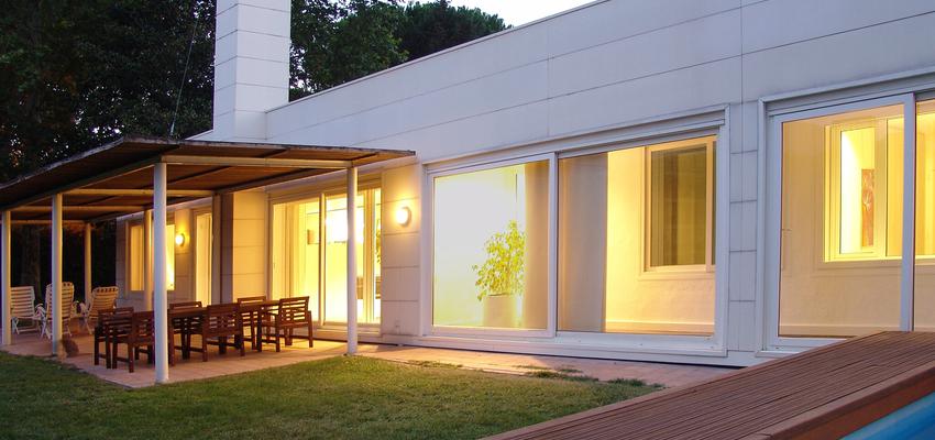 Jardin Estilo moderno Color rosa, azul cielo, beige  diseñado por Javier Lecumberri | Arquitecto | Copyright © Javier Lecumberri