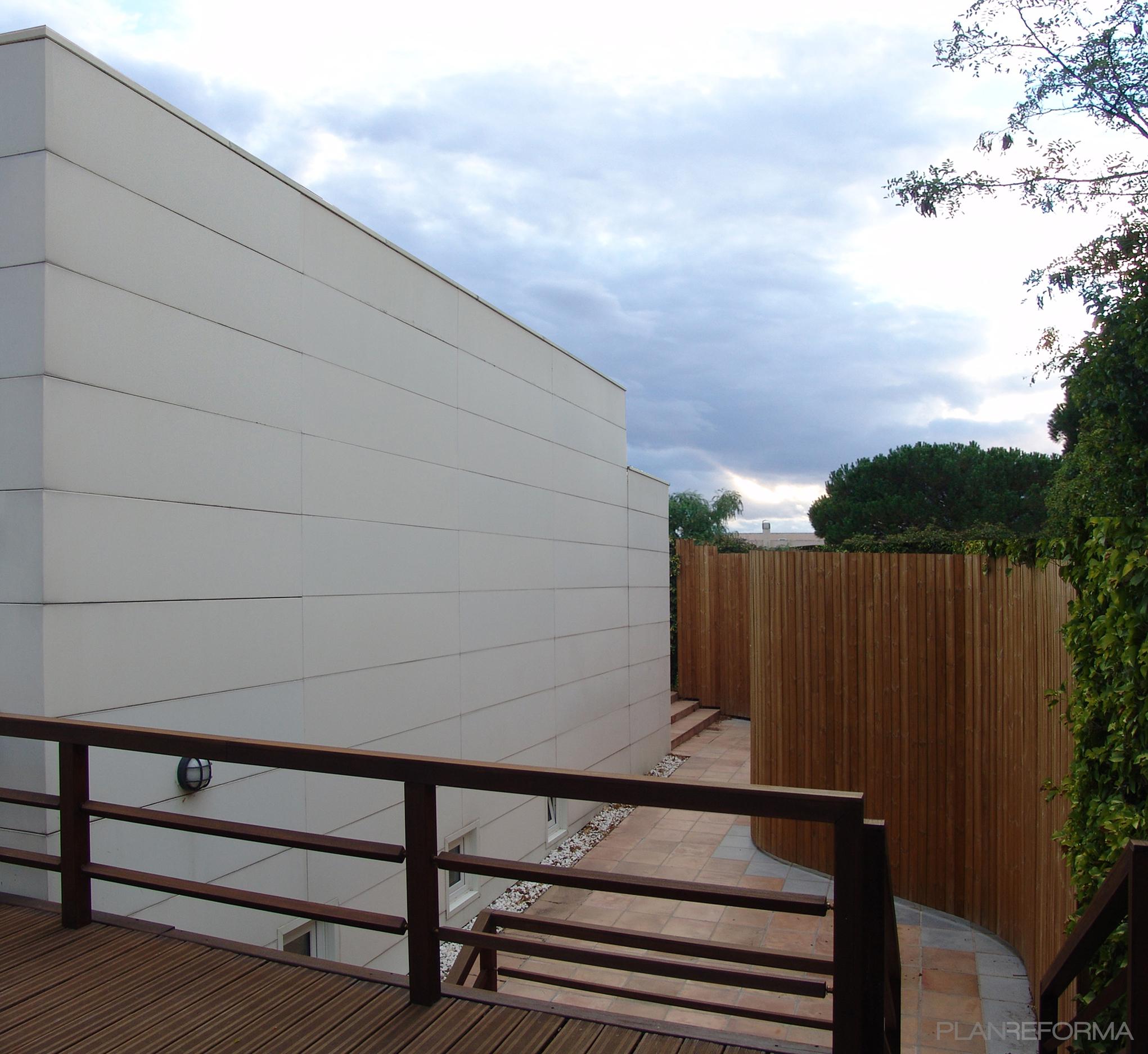 Terraza, Porche Estilo moderno Color azul cielo, blanco, bronce  diseñado por Javier Lecumberri | Arquitecto | Copyright © Javier Lecumberri