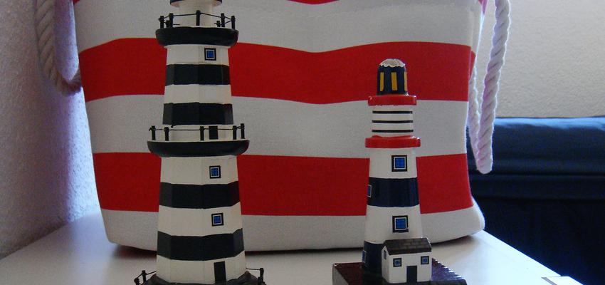 Dormitorio Estilo mediterraneo Color rojo, azul oscuro, plateado  diseñado por Lucius & Cornelia - Interiors Saludables i Eficients | Interiorista | Copyright Imágenes propiedad de Lucius & Cornelia - Prohibida la copia y/o reproducción