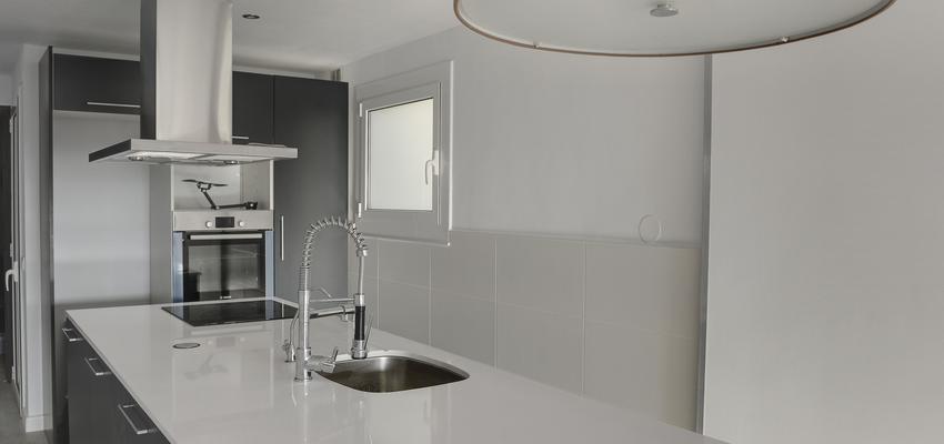 Cocina Estilo moderno Color violeta  diseñado por Jaume  (Cuadern Campanals Arquitectes) | Gremio | Copyright Jaume Pons
