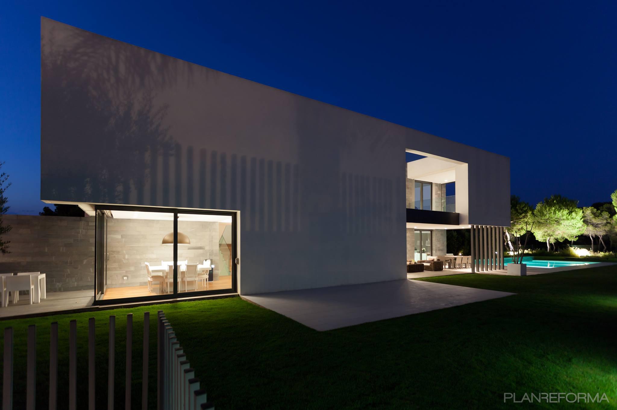 Exterior Estilo moderno Color blanco, negro  diseñado por NACHO TEJEDOR | Arquitecto 