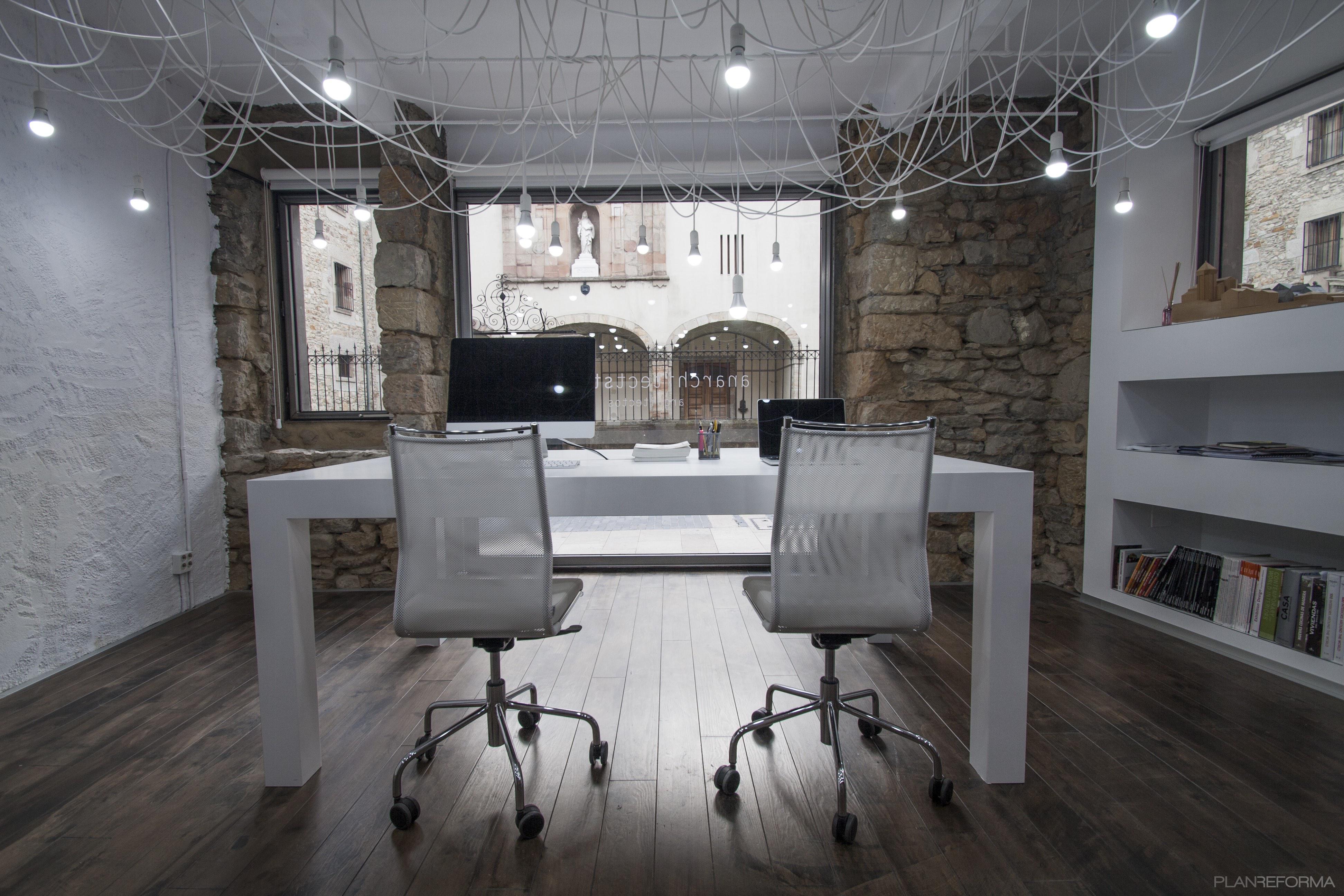 Estudio, Oficina, Loft Estilo moderno Color marron, blanco, gris  diseñado por Xabier Ramos | Arquitecto | Copyright Esta información es propiedad de Xabier Ramos Bilbao, todos los derechos reservados.