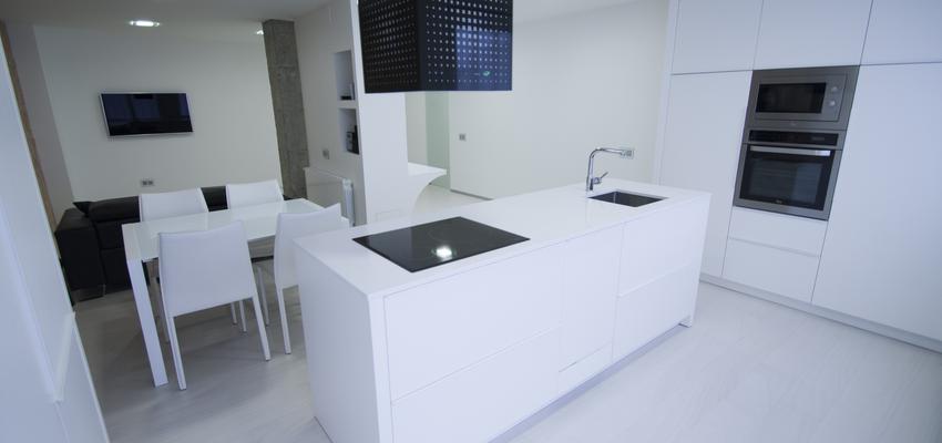 Comedor, Cocina, Salon Estilo moderno Color blanco, negro, plateado  diseñado por Xabier Ramos | Arquitecto | Copyright Esta información es propiedad de Xabier Ramos Bilbao, todos los derechos reservados.