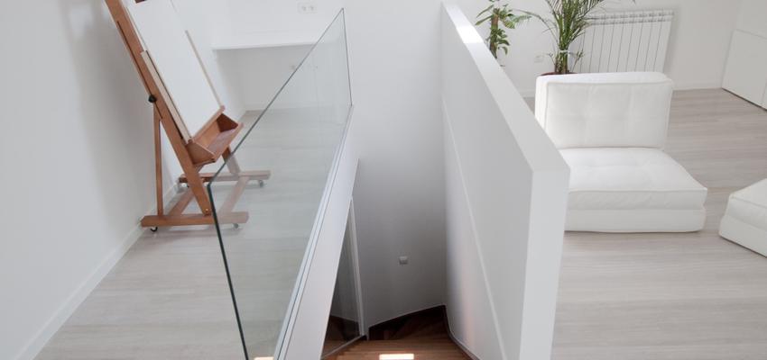 Dormitorio, Estudio, Escalera, Loft Estilo moderno Color beige, blanco, plateado  diseñado por Xabier Ramos | Arquitecto | Copyright Esta información es propiedad de Xabier Ramos Bilbao, todos los derechos reservados.