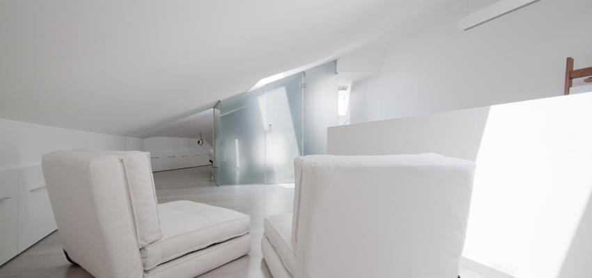 Dormitorio, Estudio, Escalera Estilo moderno Color beige, blanco, plateado  diseñado por Xabier Ramos | Arquitecto | Copyright Esta información es propiedad de Xabier Ramos Bilbao, todos los derechos reservados.