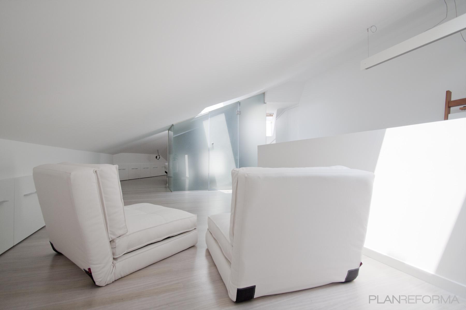 Dormitorio, Estudio, Escalera Estilo moderno Color beige, blanco, plateado  diseñado por Xabier Ramos | Arquitecto | Copyright Esta información es propiedad de Xabier Ramos Bilbao, todos los derechos reservados.