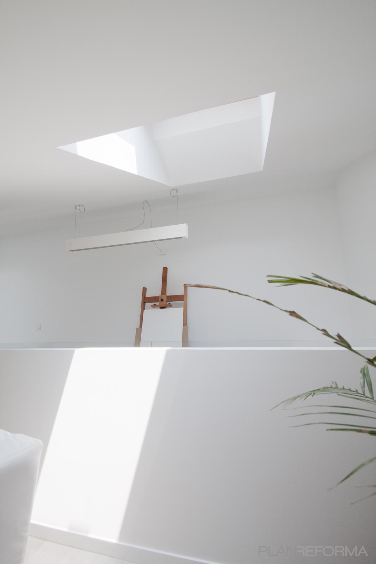 Dormitorio, Estudio, Loft Estilo moderno Color beige, blanco, plateado  diseñado por Xabier Ramos | Arquitecto | Copyright Esta información es propiedad de Xabier Ramos Bilbao, todos los derechos reservados.