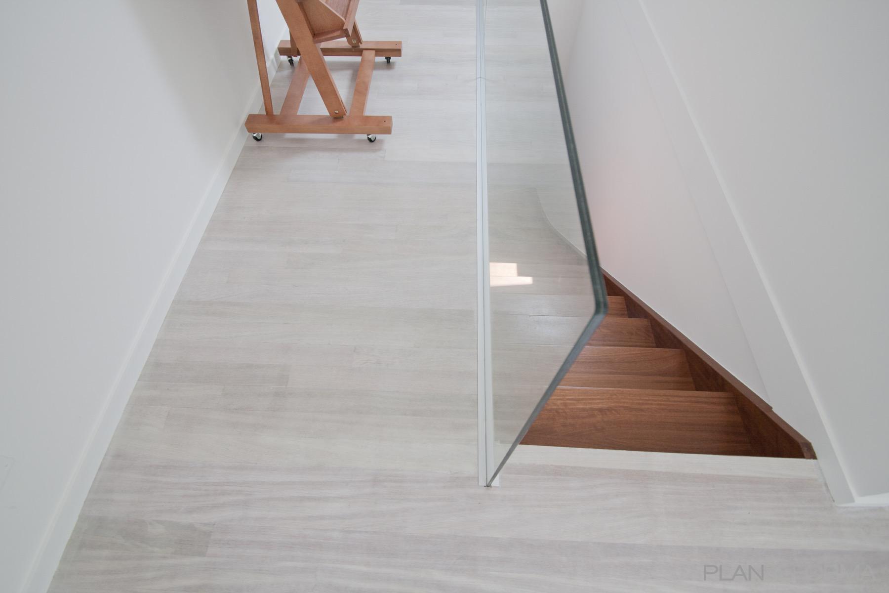 Dormitorio, Estudio Estilo moderno Color beige, blanco, plateado  diseñado por Xabier Ramos | Arquitecto | Copyright Esta información es propiedad de Xabier Ramos Bilbao, todos los derechos reservados.