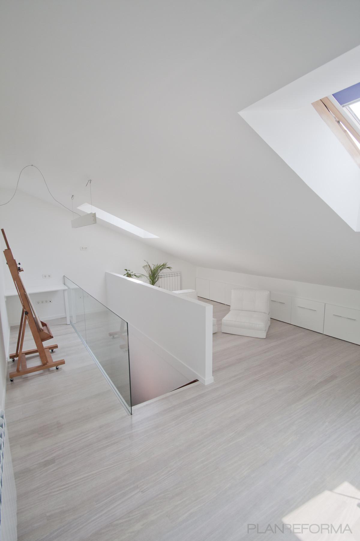 Dormitorio, Estudio Estilo moderno Color beige, blanco, plateado  diseñado por Xabier Ramos | Arquitecto | Copyright Esta información es propiedad de Xabier Ramos Bilbao, todos los derechos reservados.