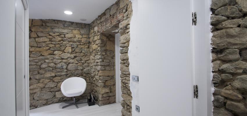 Pasillo, Oficina, Galería Estilo contemporaneo Color beige, marron, blanco  diseñado por Xabier Ramos | Arquitecto | Copyright Esta información es propiedad de Xabier Ramos Bilbao, todos los derechos reservados.