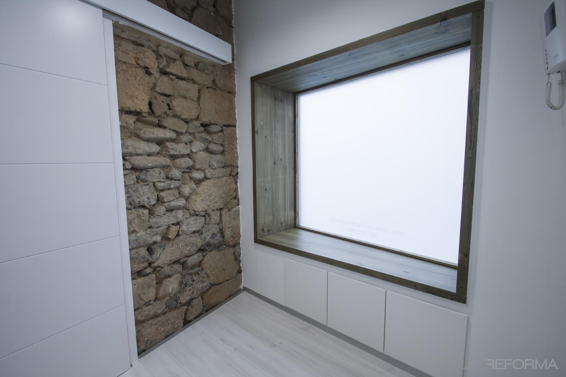Oficina, Loft Estilo moderno Color marron, blanco, gris  diseñado por Xabier Ramos | Arquitecto | Copyright Esta información es propiedad de Xabier Ramos Bilbao, todos los derechos reservados.