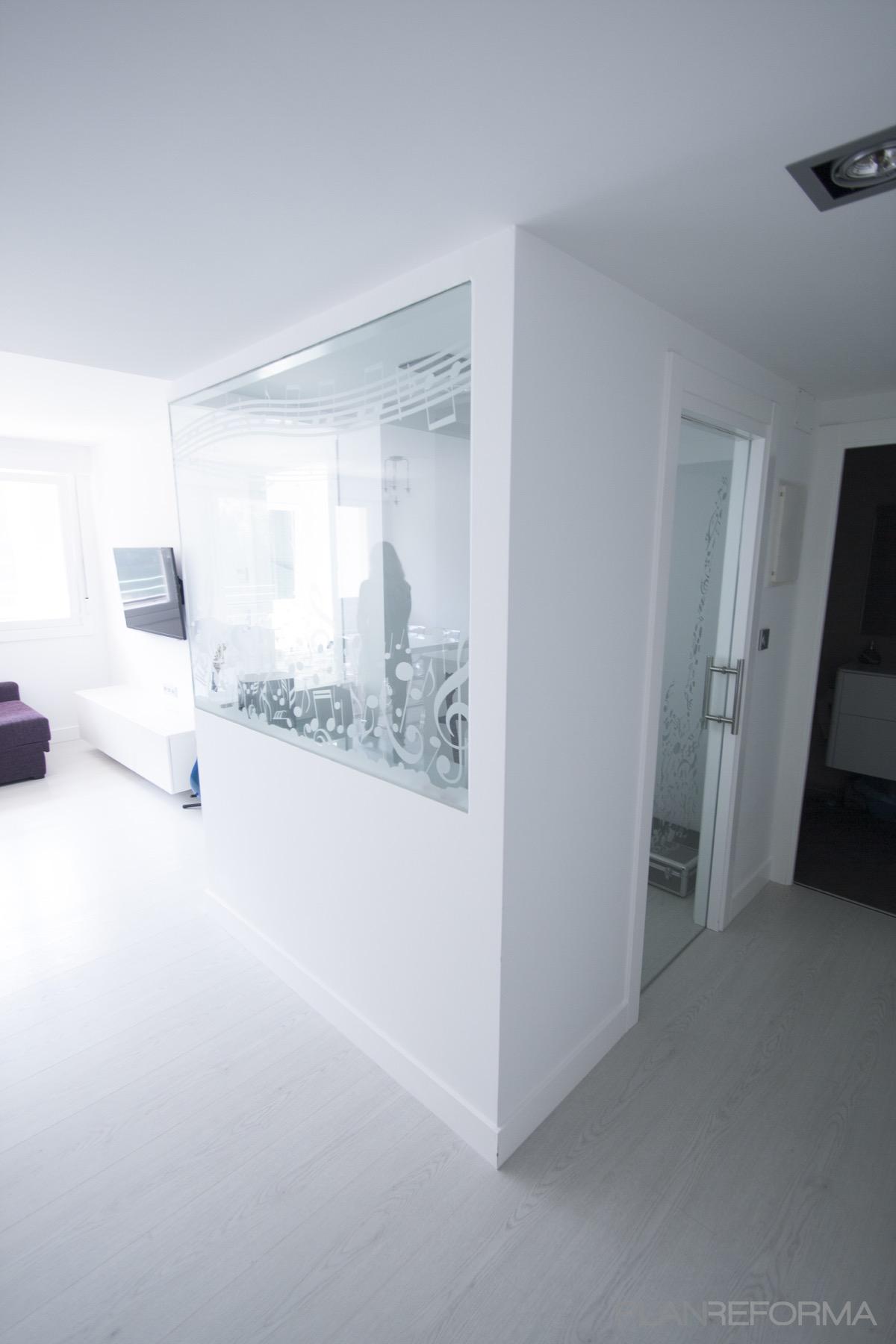 Estudio, Salon, Oficina Estilo moderno Color violeta, blanco, gris  diseñado por Xabier Ramos | Arquitecto | Copyright Esta información es propiedad de Xabier Ramos Bilbao, todos los derechos reservados.