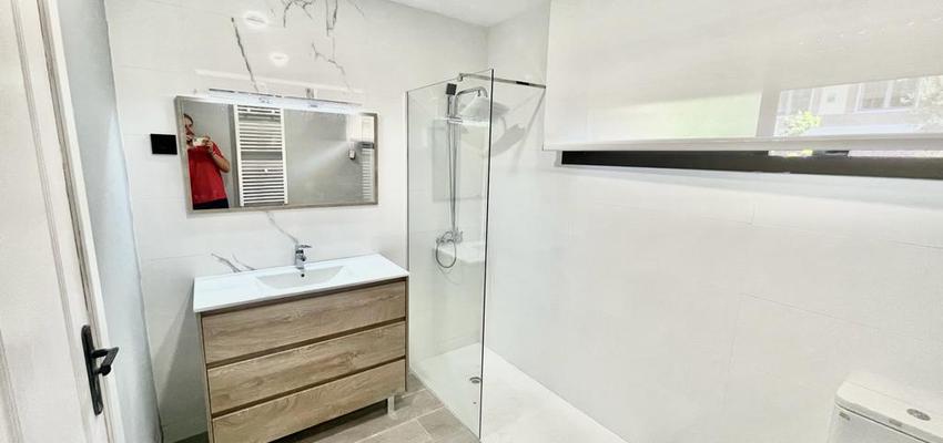 Baño Estilo contemporaneo Color marron, marron, negro  diseñado por To Be Studio | Gremio | Copyright ToBeStudio