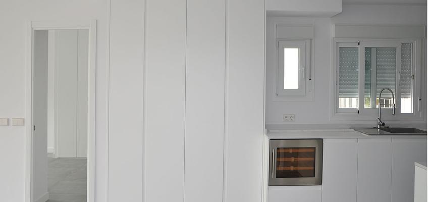 Cocina Estilo moderno Color blanco, gris  diseñado por Mirmen Arquitectura - Interiorismo - Reformas | Gremio | Copyright Mirmen Arquitectura