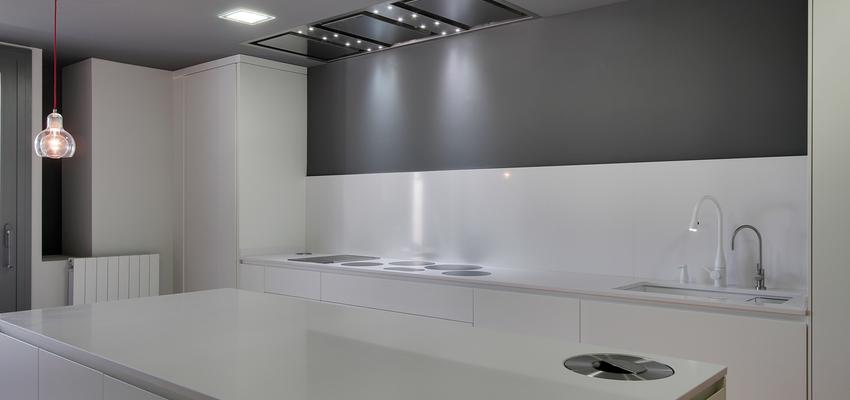 Cocina Estilo moderno Color blanco, gris, plateado  diseñado por OAK 2000 | Interiorista 