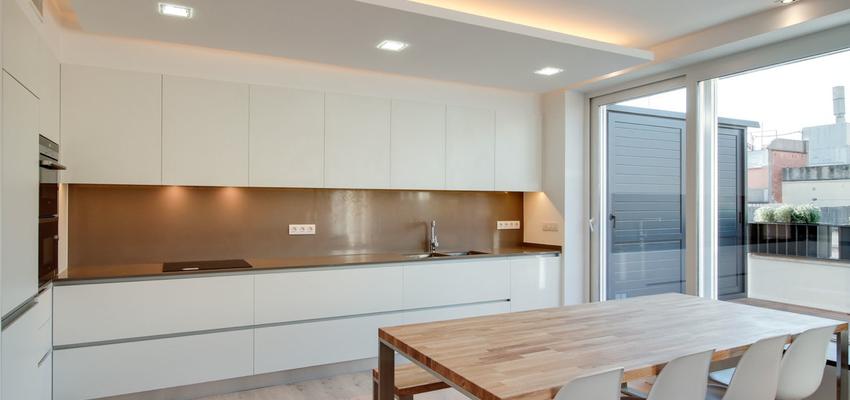Cocina Estilo moderno Color marron, blanco, plateado  diseñado por OAK 2000 | Interiorista 