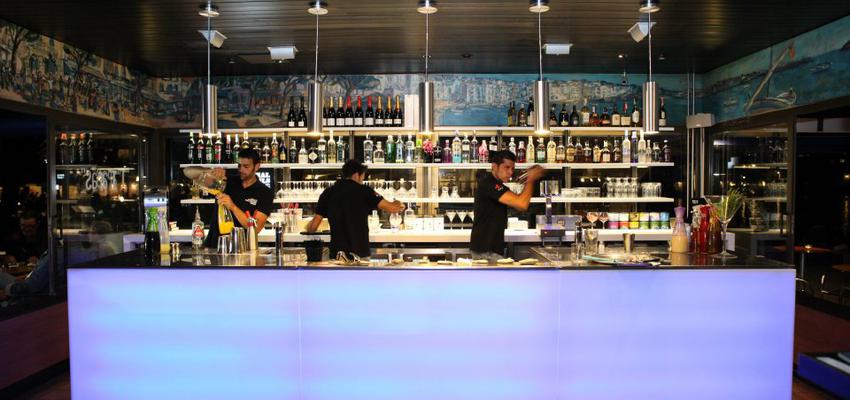 Bodega, Bar style moderno color azul cielo, marron  diseñado por Pastor & Associats | Arquitecto 