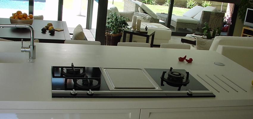 Cocina style moderno color blanco, gris  diseñado por e-closion, ambientes de cocina | Gremio 