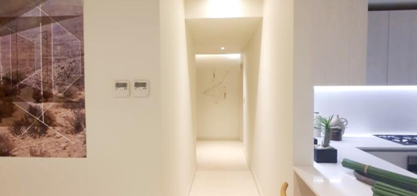 Cocina, Salon Estilo moderno Color azul oscuro  diseñado por Gretter Ybarra Pérez | Reformista, constructor 