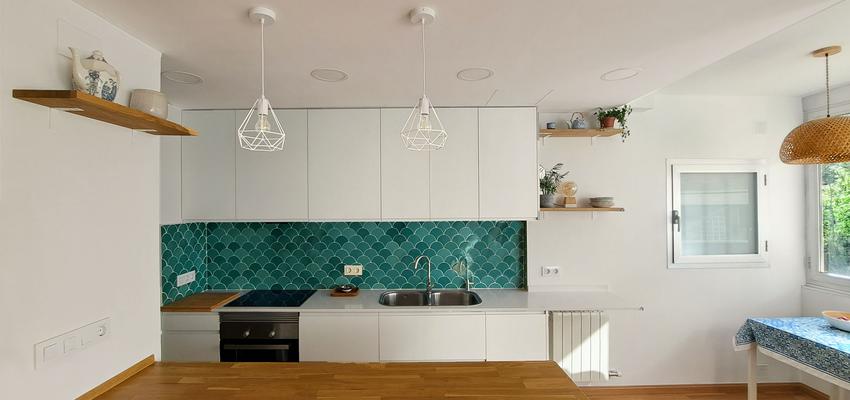 Comedor, Cocina, Salon Estilo contemporaneo Color azul, blanco, bronce  diseñado por Konsilio Technical | Reformista, constructor | Copyright Imagen propia