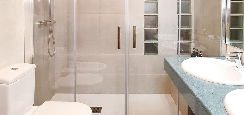 Baño Estilo clasico Color azul oscuro, beige, blanco  diseñado por Konsilio Technical | Reformista, constructor | Copyright Imagen propia