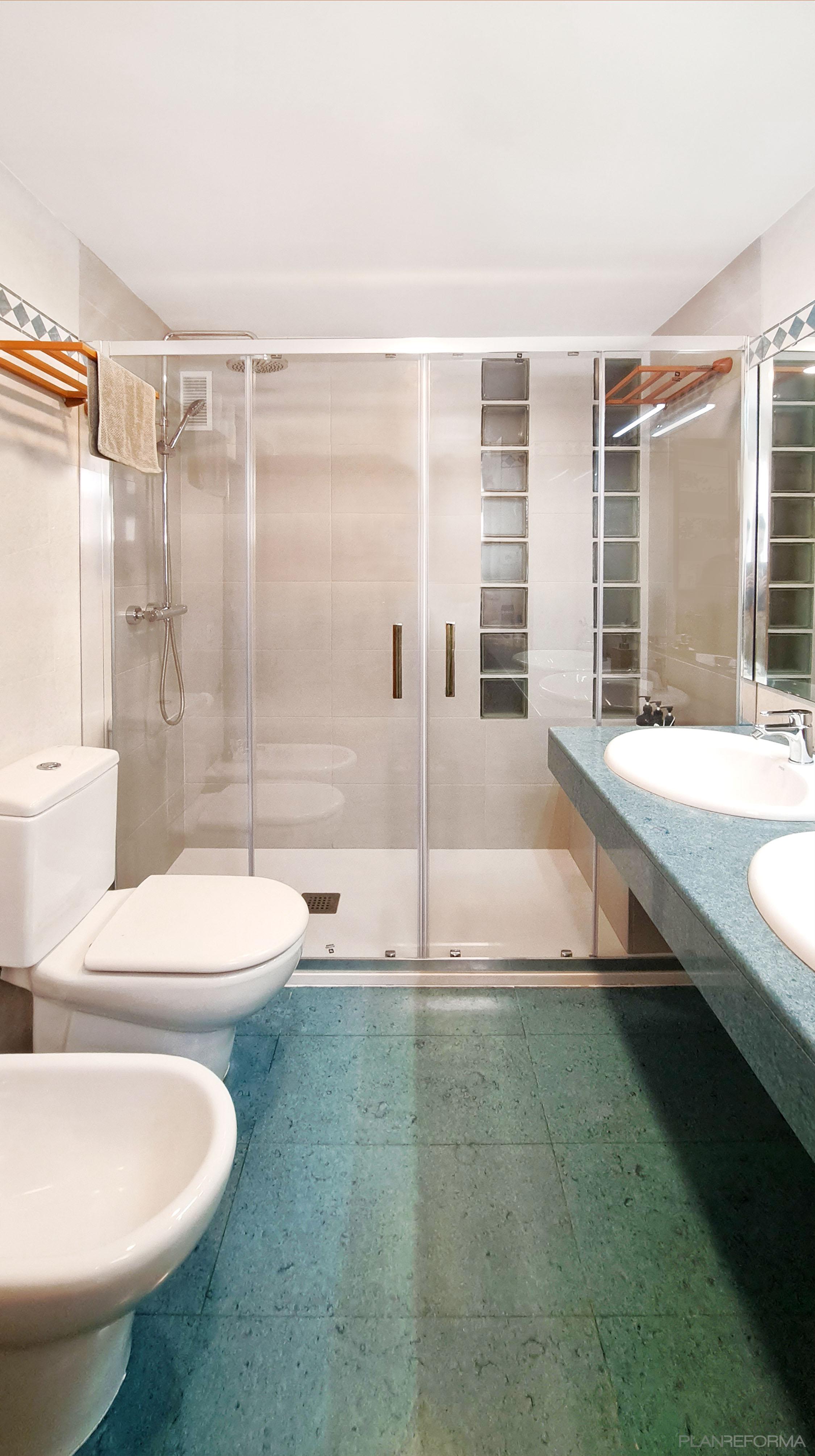 Baño Estilo clasico Color azul oscuro, beige, blanco  diseñado por Konsilio Technical | Reformista, constructor | Copyright Imagen propia