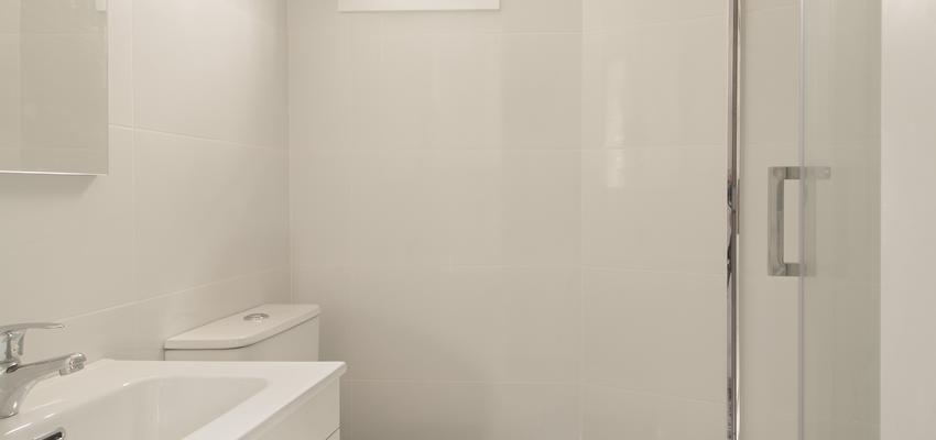 Baño Estilo clasico Color blanco, gris  diseñado por Konsilio Technical | Reformista, constructor | Copyright Imagen propia