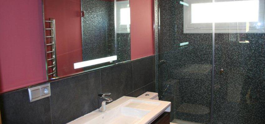 Baño style moderno color rojo, marron, blanco, negro  diseñado por GERARDO | Gremio 