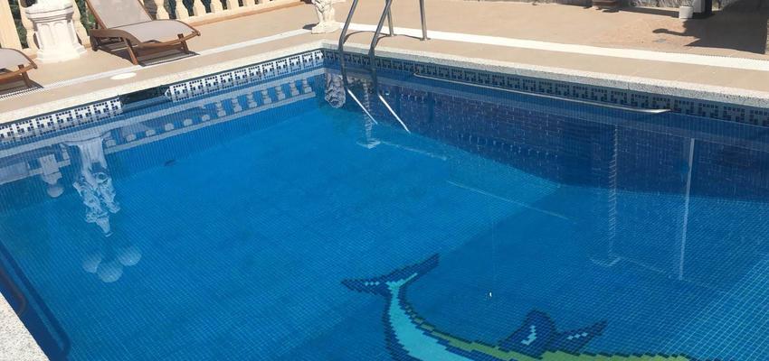 Piscina Estilo rustico Color azul  diseñado por Integra Madrid,S.L | Gremio | Copyright Integra Madrid,S.L