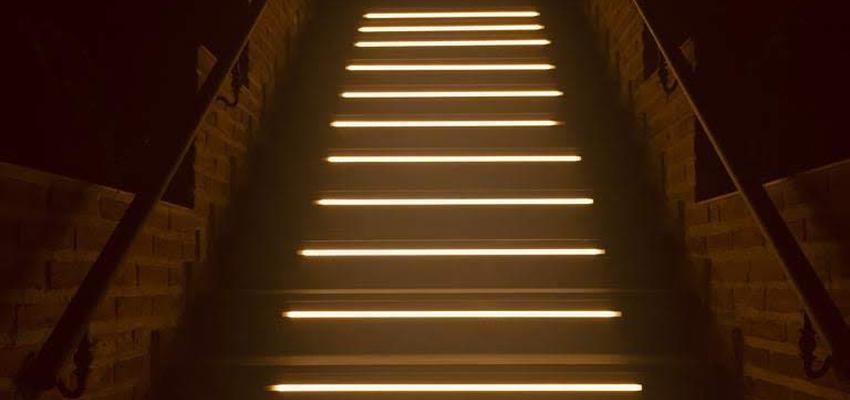 Escalera Estilo mediterraneo Color plateado  diseñado por Integra Madrid,S.L | Gremio | Copyright Integra Madrid,S.L